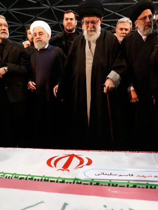 Pemimpin Tertinggi Iran, Ayatollah Ali Khamenei memimpin doa terakhir untuk komandan Pasukan Quds Qassem Soleimani yang gugur dan rekannya yang tewas dalam serangan drone AS, di Universitas Teheran, Senin (6/1/2020). (IRANIAN SUPREME LEADER'S WEBSITE / AFP)