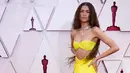 Penampilan Zendaya di red carpet Oscar dalam gaun rancangan Valentino berwarna kuning cerah dan rambutnya yang dibiarkan tergerai begitu saja, akan selalu menjadi penampilan yang tak terlupakan. Foto: Vogue.