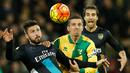 Pemain Arsenal, Olivier Giroud (kiri), berebut bola dengan pemain Norwich City, Gary O'Neil, dalam lanjutan Liga Inggris di Stadion Carrow Road, Minggu (29/11/2015) malam WIB. (Action Images via Reuters/John Sibley)