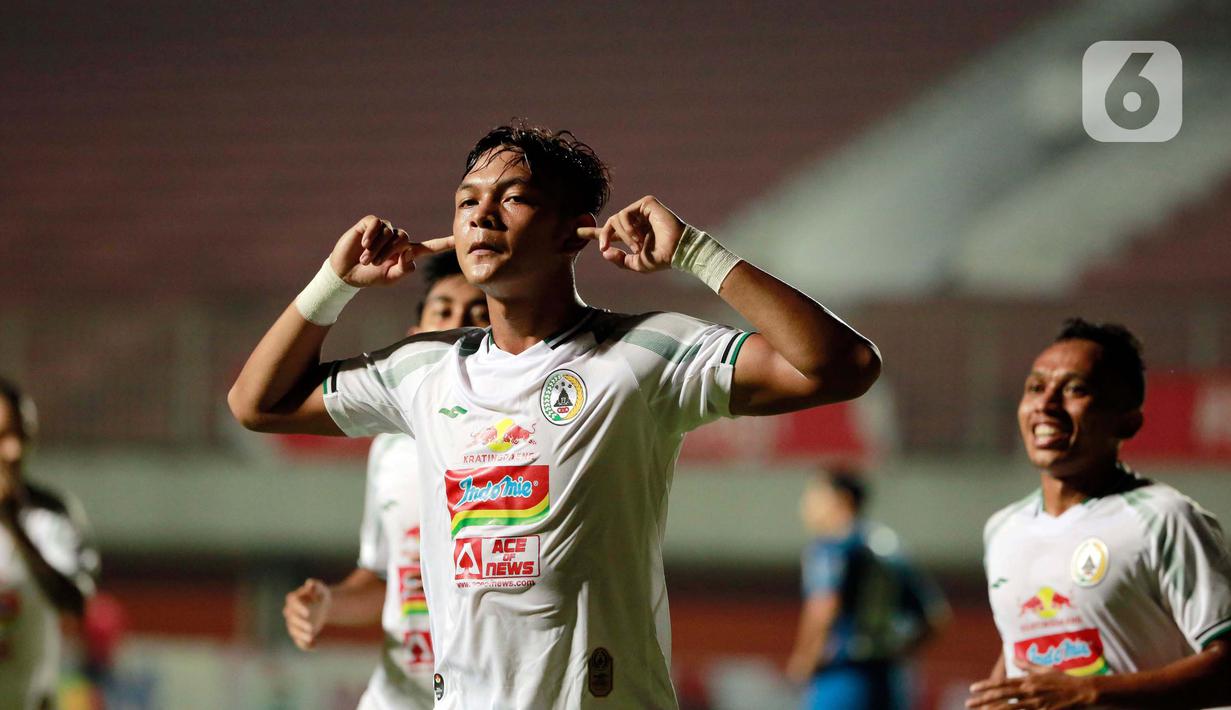 Selebrasi pemain PS Sleman Saddam Emiruddin Gaffar usai menjebol gawang Persib Bandung dalam pertandingan semifinal leg pertama Piala Menpora 2021 di Stadion Maguwoharjo, Sleman, Jumat (16/4/2021). Persib menang tipis atas PS Sleman 2-1. (Bola.com/Ikhwan Yanuar)