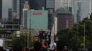 Aksi gabungan buruh, mahasiswa, dari berbagai elemen di depan Gedung DPR/MPR, Jakarta, Selasa (28/2/2023). Dalam aksi yang berlangsung pada Selasa (28/2/2023) ini, gabungan elemen masyarakat mengatasnamakan Gerakan Ultimatum Rakyat dan Protes Rakyat Indonesia bakal membawa 10 tuntutan. (merdeka.com/Imam Buhori)