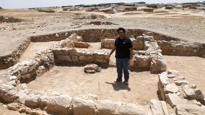 Shahar Tzur dari otoritas barang antik Israel menunjuk pada reruntuhan salah satu masjid kuno yang baru ditemukan di kota Rahat, gurun Negev pada 18 Juli 2019. Para peneliti meyakini jemaah yang beribadah di masjid tersebut amat mungkin para petani setempat. (MENAHEM KAHANA/AFP)