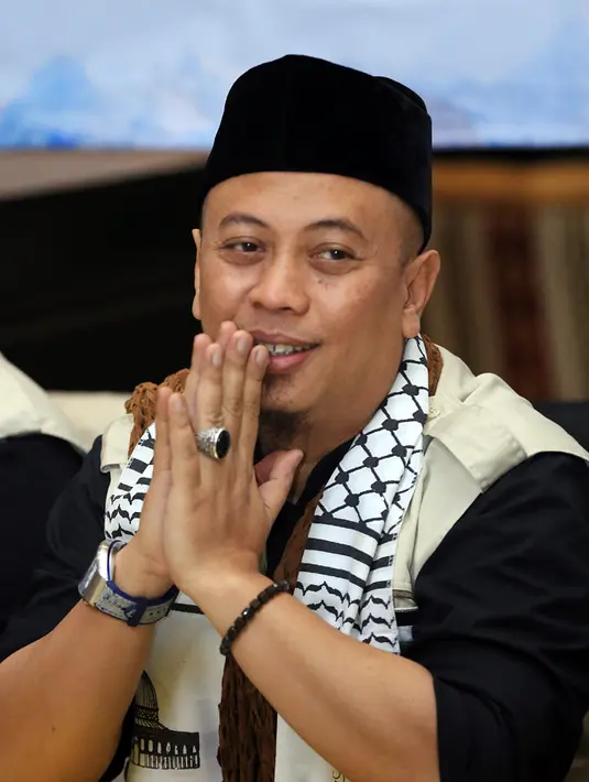 Ditemui di RM Al Jazeera, Cipinang Cempedak, Jakarta Timur, Rabu (3/1/2018), Opick juga mengatakan bahwa ia mengajak sang anak untuk menjadi bagian dari kegiatan-kegiatan sosial seperti dirinya. (Deki Prayoga/Bintang.com)