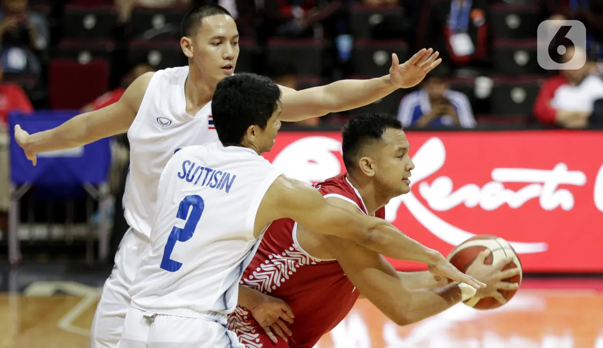 Pebasket Indonesia, Kaleb Ramot, saat melawan Thailand pada SEA Games 2019 di Mall Of Asia Arena, Manila, Filipina, Rabu (4/12/2019). Indonesia kalah 76-98 dari Thailand. (Bola.com/M Iqbal Ichsan)