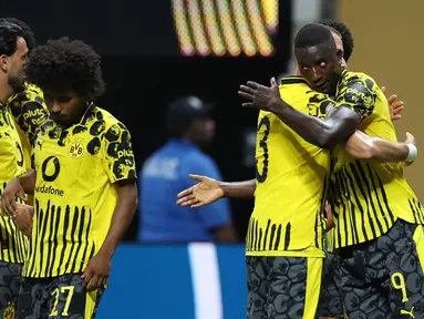 Penyerang Borussia Dortmund (Jerman) asal Guinea Serhou Guirassy (kanan) merayakan gol kedua bersama rekan setimnya selama pertandingan babak 16 besar Piala Dunia Antarklub melawan Monterrey (Meksiko) di Stadion Mercedes-Benz, Atlanta, Amerika Serikat pada 1 Juli 2025 waktu setempat atau Rabu (2/7/2025) pagi WIB. (CHARLY TRIBALLEAU/AFP)