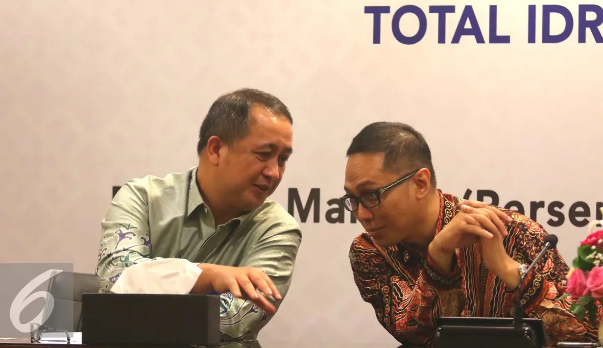 Direktur Corporate Banking Bank Mandiri, Royke Tumilaar (kiri) dan Dirut Semen Indonesia, Rizkan Chandra saat konferensi pers terkait pemberian fasilitas kredit untuk PT Semen Gresik dari Bank Mandiri, Jakarta, Jumat (10/6). (Liputan6.com/Angga Yuniar) 