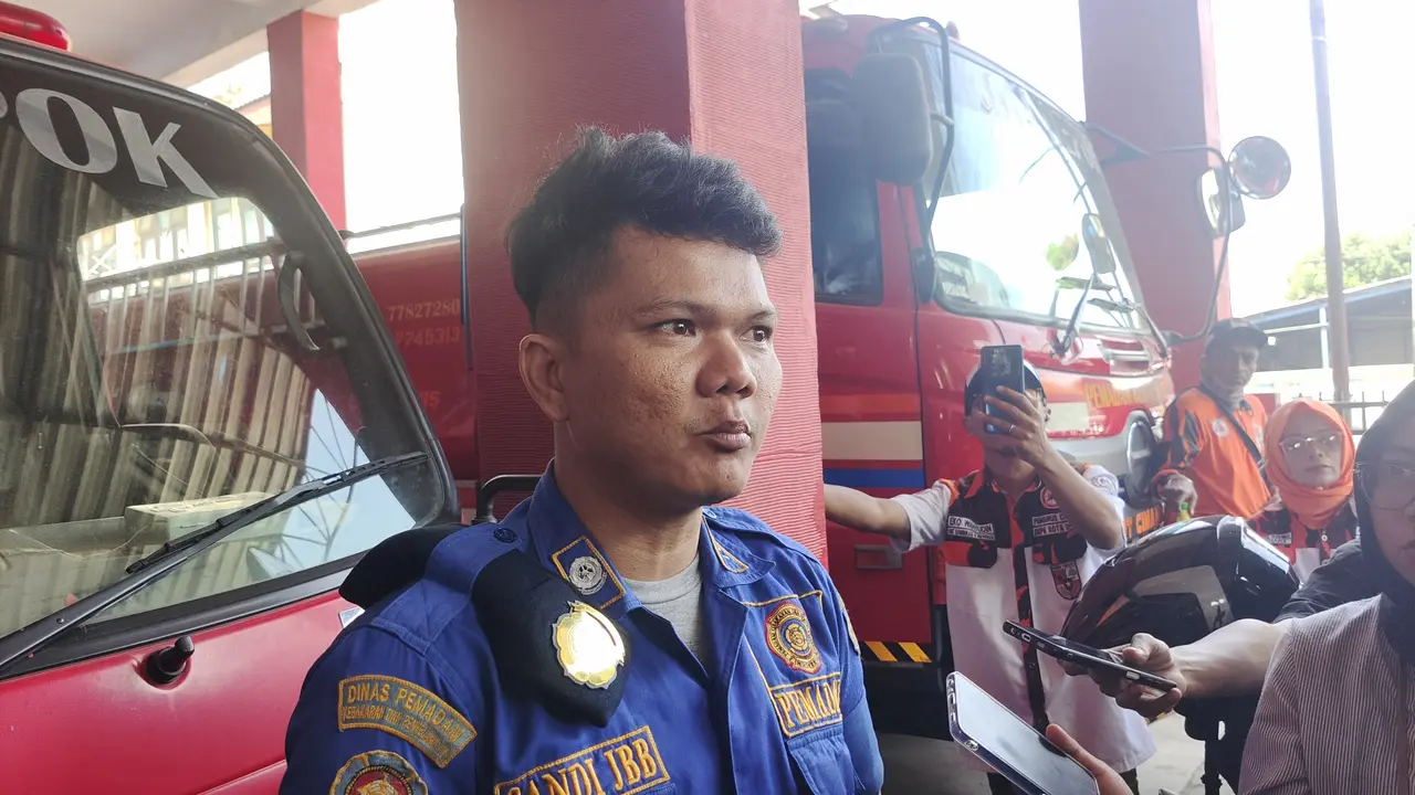 Anggota DPKP Kota Depok, Sandi Butar Butar saat memenuhi panggilan untuk menerima pembinaan di UPT DPKP Cimanggis, Depok.