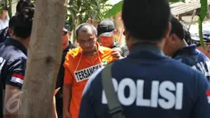 Tersangka Agus Dermawan saat melakukan reka ulang pembunuhan bocah di dalam kardus, Jakarta, Selasa (20/10/2015). Proses rekonstruksi pembunuhan bocah dalam kardus  menjadi tontonan warga sekitar. (Liputan6.com/Gempur M Surya)