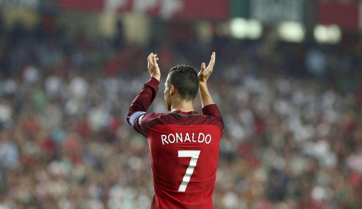 Striker Portugal, Cristiano Ronaldo, memberikan aplaus usai pertandingan melawan Swiss pada laga kualifikasi Piala Dunia 2018 di Stadion Luz, Selasa (10/10/2017). Portugal menang 2-0 atas Swiss.(AP/Armando Franca)