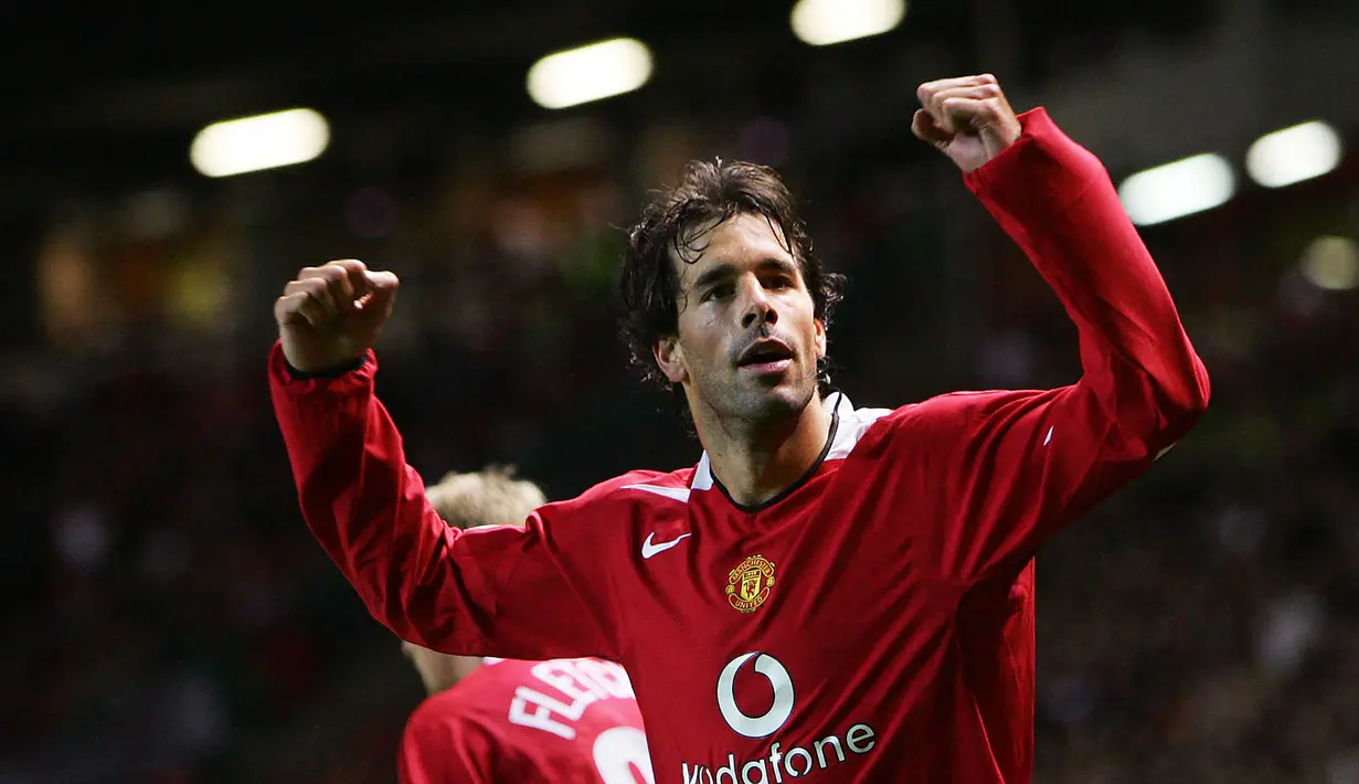 Ruud van Nistlerooy yang telah pensiun pada Juli 2012 bersama Malaga tercatat total tampil dalam 73 laga di Liga Champions bersama tiga klub, PSV Eindhoven, Manchester United dan Real Madrid dengan torehan 56 gol dan 18 assist. Debutnya di Liga Champions terjadi pada musim 1998/1999 bersama PSV Eindhoven yaitu pada matchday kedua Grup F kontra Benfica (30/9/1998). Ia mampu mengoleksi total 40 gol di Liga Champions pada laga ke-45 bersama Manchester United pada musim 2004/2005. (AFP/Adrian Dennis)
