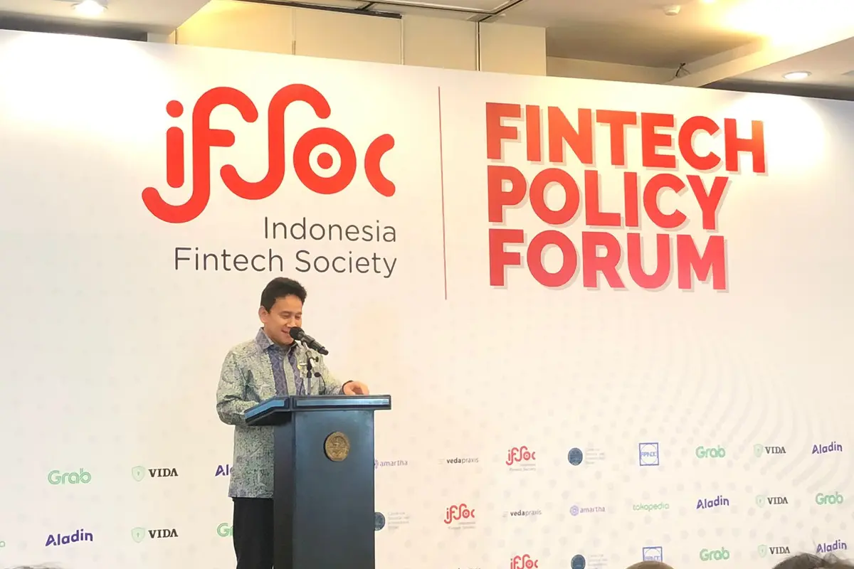 Wakil Ketua OJK Mirza Adityaswara dalam acara Fintech Policy Forum Seri II di Auditorium Center for Strategic and International Studies (CSIS), Jakarta, Selasa (8/8/2023).  Mirza mengatakan bahwa kredit pinjol tumbuh tinggi. (Tira/Liputan6.com)
