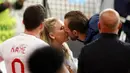 Pemain Inggris Harry Kane mencium istrinya Katie Goodland atau Kate pada akhir pertandingan final Euro 2020 antara Inggris dan Italia di Stadion Wembley, London, Inggris, Minggu (11/7/2021). Italia mengalahkan Inggris 3-2 dalam adu penalti. (John Sibley/Pool Photo via AP)