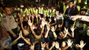 Polisi mengamankan puluhan remaja yang diduga sebagai The Jak Mania di Jalan Sudirman, Jakarta, Minggu (18/10).  Mereka disuruh telanjang dada dan kemudian diangkut ke Polda Metro Jaya usai terlibat bentrokan dengan polisi.(Liputan6.com/Immanuel Antonius)