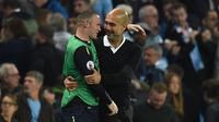 Pelatih Manchester City Pep Guardiola (kanan) memeluk striker Everton Wayne Rooney usai pertandingan antara Manchester City melawan Everton pada Liga Inggris di Stadion Etihad, (22/8). (AFP Photo/Oli Scarff) 