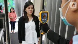 Petugas keamanan mengecek suhu pengunjung di Lippo Malls Puri, Jakarta, Jumat (06/3/2020). Mall ini juga mengeluarkan pedoman penanggulangan penyebaran virus corona yang mengatur mekanisme pemantauan dan penanganan virus corona. (Liputan6.com/Fery Pradolo)