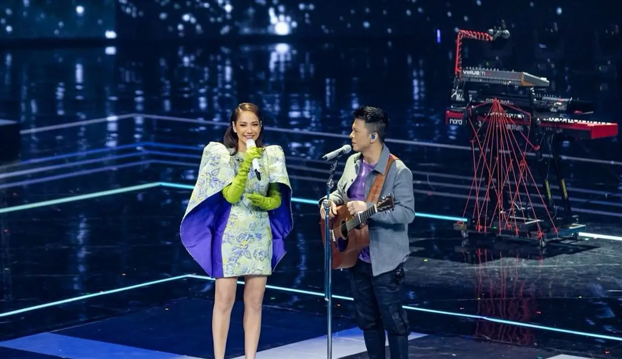 Kali ini adalah aksi panggung BCL bersama Ariel Noah. Dalam balutan mini dress berdetail cape kelelewar bernuansa hijau dan biru, ia padukan dengan heels yang tidak terlalu tinggi berwarna silver. Foto: Instagram.