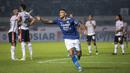 <p>Ciro Alves merupakan rekrutan baru Persib Bandung yang dibeli dari Persikabo 1973 pada musim ini. Banyak dari fans Persib langsung jatuh cinta dengan penampilan gemilangnya usai&nbsp;berlaga di turnamen pramusim Piala Presiden 2022. Ciro memang terkenal sebagai penyerang yang haus gol dan tak kenal lelah. Tak hayal jika banyak dari bek-bek lawan kewalahan menghadapinya. (Bola.com/Bagaskara Lazuardi)</p>