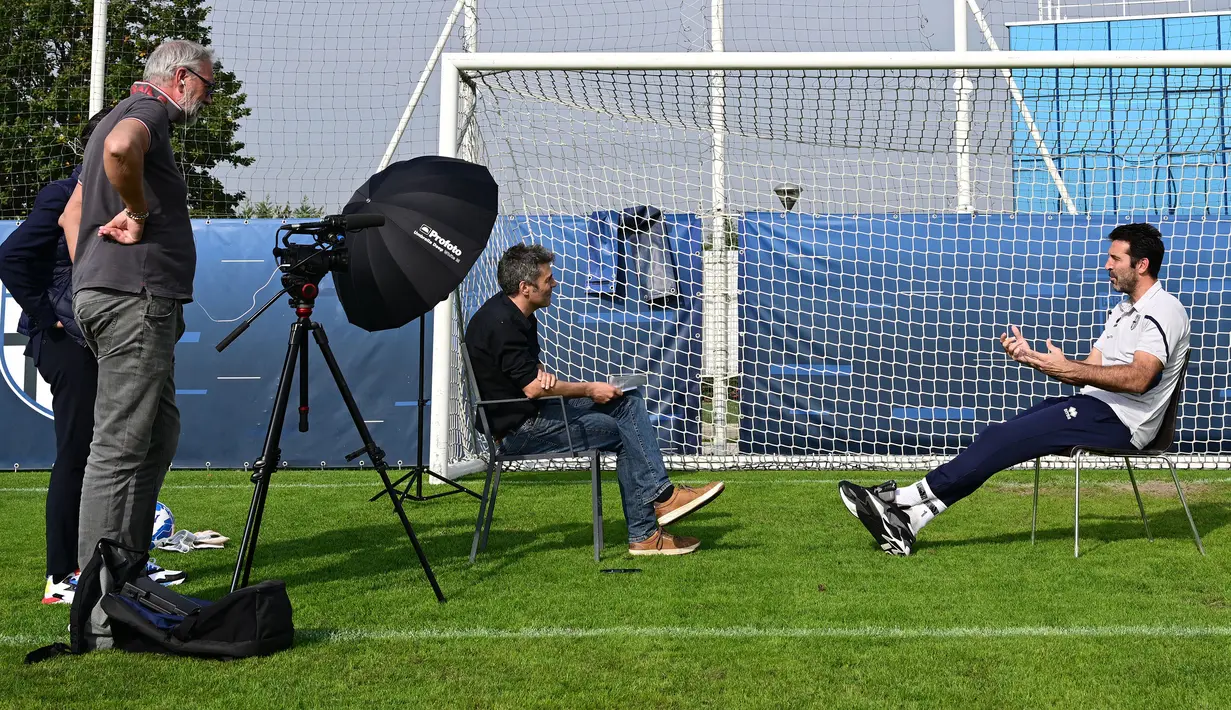 Kiper Parma, Gianluigi Buffon saat sesi wawancara di Collecchio Sports Center, Parma, 27 Oktober 2022. (AFP/Miguel Medina)