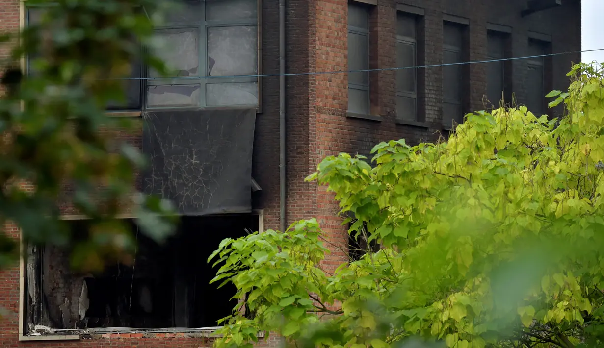 Kondisi Institut Kriminologi Brussels usai terbakar akibat serangan bom, Belgia, Senin (29/8). Diduga sebelum pukul 02.30 waktu setempat, sebuah mobil menabrak tiga pagar dan pelaku lantas meledakkan bom dekat laboratorium. ( REUTERS / Eric Vidal)