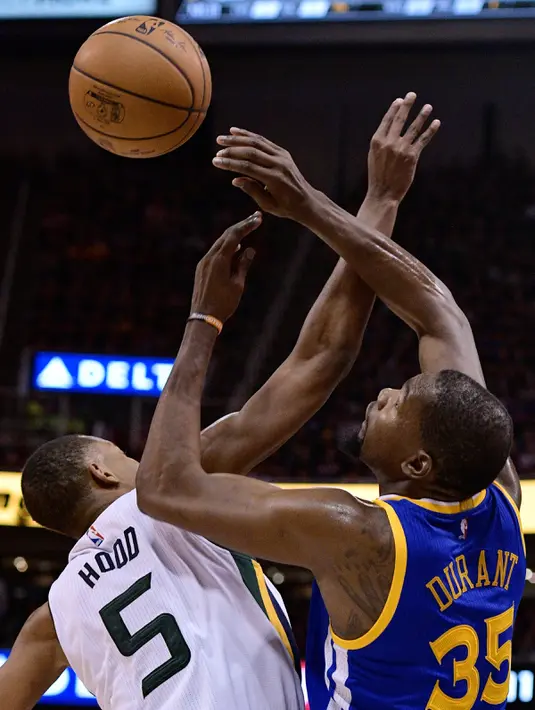 Pemain Golden State Warriors, Kevin Durant berebut bola dengan pemain Utah Jazz, Rodney Hood pada pertandingan Semifinal Wilayah Barat Playoffs NBA 2017 di Salt Lake City (5/6). (Gene Sweeney Jr / Getty Images / AFP)