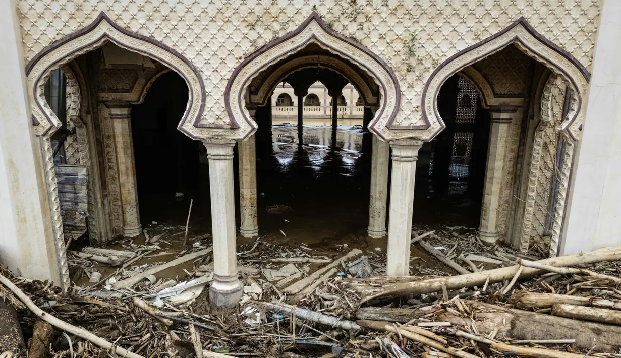Saat ini, pengurus Pondok Pesantren Darul Mukhlisin masih berupaya memulihkan kondisi pasca banjir secara perlahan. Tampak foto udara menunjukkan tumpukan pohon tumbang yang tersapu banjir bandang sekitar tiga minggu lalu di Pesantren Darul Mukhlisin dan masjid yang terhubung dengan pesantren tersebut di Aceh Tamiang, pada pada Minggu 14 Desember 2025. (Foto oleh AFP)