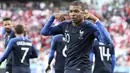 Striker Prancis, Kylian Mbappe, merayakan gol ke gawang Peru pada laga grup C Piala Dunia di Yekaterinburg Arena, Yekaterinburg, Kamis (21/6/2018). Dirinya menjadi pencetak gol termuda Prancis di turnamen bergengsi. (AP/David Vincent)