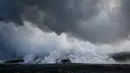 Gumpalan uap membumbung tinggi saat lava pijar mengalir ke laut dekat Pahoa, Hawaii, Amerika Serikat, Minggu (20/5). (AP Photo/Jae C. Hong)