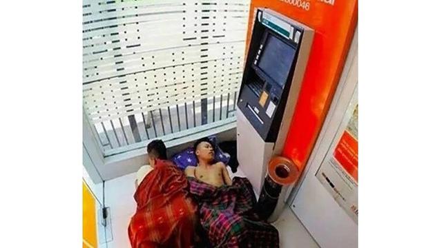 7 Kelakuan Kocak Saat di ATM Ini Bikin Tepuk Jidat