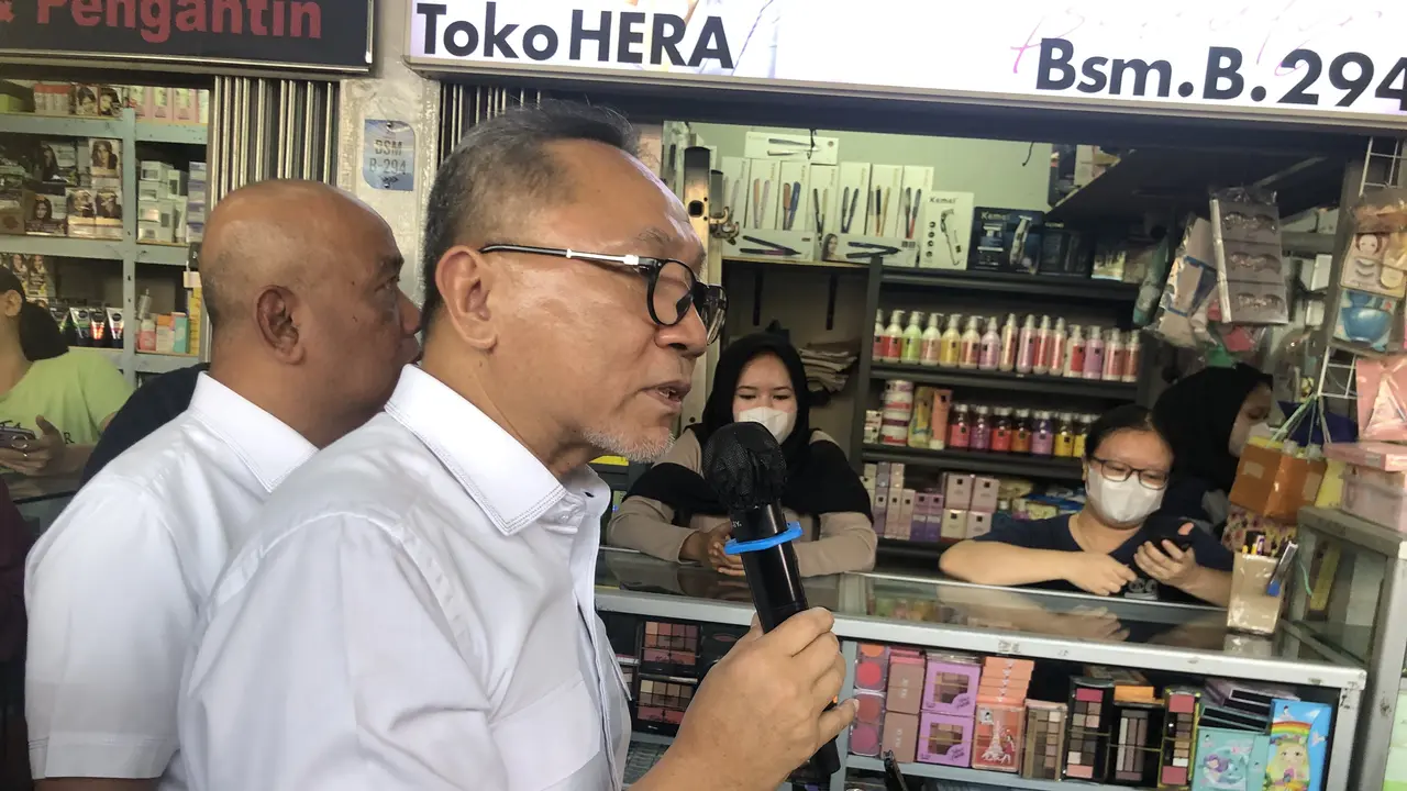 Menteri Perdagangan Zulkifli Hasan mengunjungi Pusat Grosir Asemka Jakarta Barat, pada Jumat, (29/9/2023) siang. Dalam kunjungan ini, Zulkifli Hasan berbincang-bincang dengan sejumlah pedagang. (Elza/Liputan6.com)