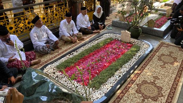 Capres Ganjar Pranowo ziarah ke makam Gus Dur, Jumat (12/1/2024).
