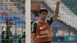 Pemain Timnas Indonesia, Gavin Kwan, memberikan kode saat latihan di Stadion Wibawa Mukti, Jawa Barat, Selasa (6/11). Latihan ini merupakan persiapan jelang Piala AFF 2018. (Bola.com/Vitalis Yogi Trisna)