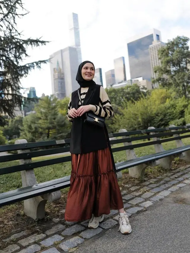 8 Ide OOTD Hijab Pakai Rok yang Modis ala Influencer Dwi Handayani
