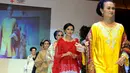 Sejumlah wanita cantik berjalan di atas catwalk menampilkan busana tradisional Indonesia oleh desainer muda yang bersinar Didiet Maulana, di Hotel Mulia Jakarta, (Liputan6.com/Faisal R Syam)