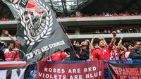 Suporter Timnas Indonesia memadati salah satu sisi tribune Suita City Football Stadium dalam laga terakhir putaran ketiga Kualifikasi Piala Dunia 2026, Selasa (10/6/2025).
