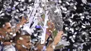 Pemain Real Madrid mengangkat trofi usai memenangkan pertandingan melawan Juventus dalam final Liga Champions di Stadion Cardiff, Wales (3/6). Real Madrid menjadi juara Liga Champions usai mengalahkan Juventus 4-1. (AFP Photo/Filippo Monteforte)