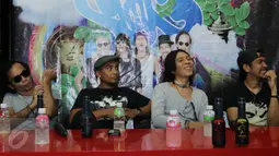 Slank menggelar jumpa pres di Auditorium TVRI, Jakarta, Sabtu (26/12/2015). Slank akan mengadakan konser bertajuk 'Konser Legenda 32 Tahun Slank' di salah satu stasiun televisi. (Liputan6.com/Herman Zakharia)