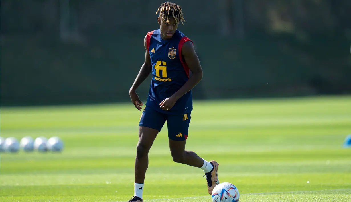 Pemain Spanyol Nico Williams saat sesi latihan di Universitas Qatar, Doha, Qatar, Selasa (29/11/2022). Spanyol akan melawan Jepang dalam pertandingan Grup E Piala Dunia 2022 pada 1 Desember mendatang. (AP Photo/Julio Cortez)