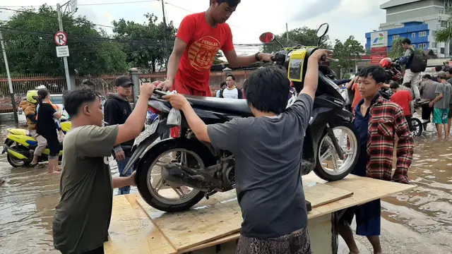 Ojek Gerobak di Tengah Banjir Jakarta