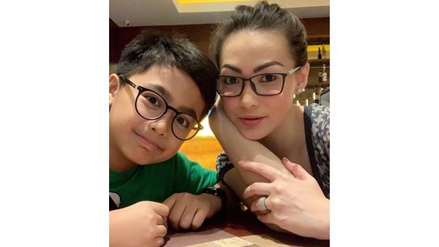 Jarang Terekspos, Ini 6 Potret Bintang Pratama Anak Christy Jusung