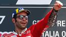 Pembalap Ducati, Danilo Petrucci berselebrasi merayakan kemenangan Grand Prix MotoGP Italia di sirkuit Mugello, Italia (2/6/2019). Petrucci berhasil menjadi juara MotoGP Italia 2019 disusul Marc Marquez (Honda) urutan kedua, dan Andrea Dovizioso (Ducati) di urutan ketiga. (AP Photo/Antonio Calanni)