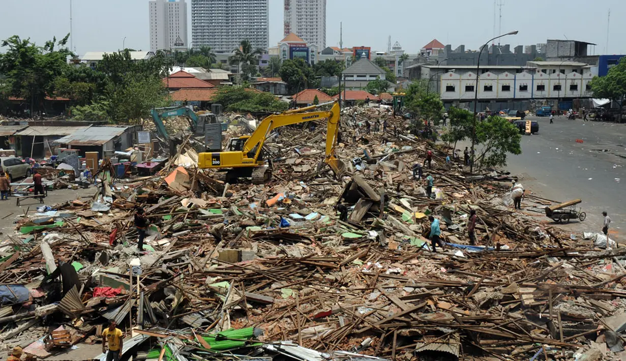 Sebanyak 150 bangunan kios dan 80 lapak PKL ditertibkan guna pembangunan Terminal Terpadu Kota Depok, Jawa Barat. Tampak, ratusan kios yang ada di Terminal Depok, Jawa Barat, rata dengan tanah, (8/10/2014). (Liputan6.com/Helmi Fithriansyah)