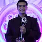 Ricky Harun meraih penghargaan sebagai Aktor Utama Paling Ngetop di ajang SCTV Awards 2015. [Foto: Herman Zakaria/Liputan6.com]