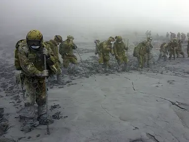Anggota Pasukan Bela Diri Jepang melakukan operasi penyelamatan korban erupsi Gunung Ontake, (7/10/2014). (Joint Staff of the Defence Ministry of Japan/Handout via Reuters)