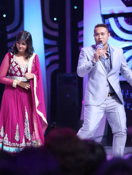 Meski sempat mendapatkan empat lampu hijau, saat voting, Nuril hanya mampu meraih tiga lampu hijau. Langkahnya terhenti capai Top 5 D'Academy 4 lantaran Teguh mendapat lima dan Raffi empat lampu hijau. (Nurwahyunan/Bintang.com)