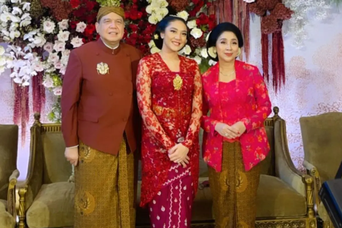 Putri Tanjung di acara siraman