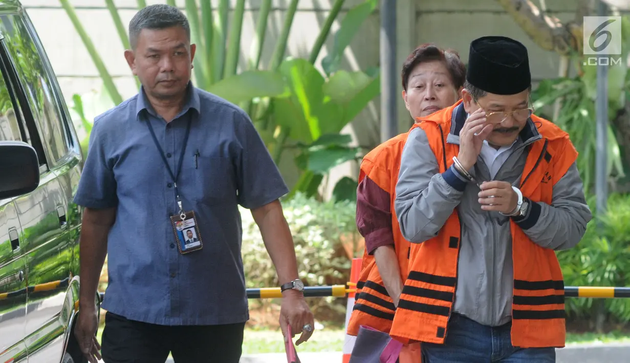 Pemilik PT Jasa Promix Nusantara dan PT Secilia Putri, Sibron Azis bersama Direktur PT WKE Lily Sundarsih tiba di Gedung KPK, Jakarta, Senin (11/2). Sibron diduga menyuap Bupati nonaktif Mesuji Khamami tekait proyek infrastruktur. (Merdeka.com/DwiNarwoko)