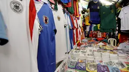 Jersey atau baju seragam berlogokan tim Piala Dunia 2014 tampak tertata rapi dilapak salah seorang pedagang Pasar Baru, Jakarta, Rabu (11/6/14). (Liputan6.com/Faizal Fanani)