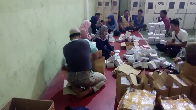 Sejumlah petugas gudang KPUD Garut tengah sibuk melakukan pengepakan barang logistik pemilu