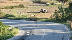 Bangkai mobil jurnalis investigasi, Daphne Caruana Galizia, tergeletak di pinggir jalan kota Mosta, Malta, Senin (16/10). Selama karirnya, Galizia menyelidiki dugaan korupsi yang melibatkan beberapa politisi dan pejabat tinggi Malta. (AP/Rene Rossignaud)