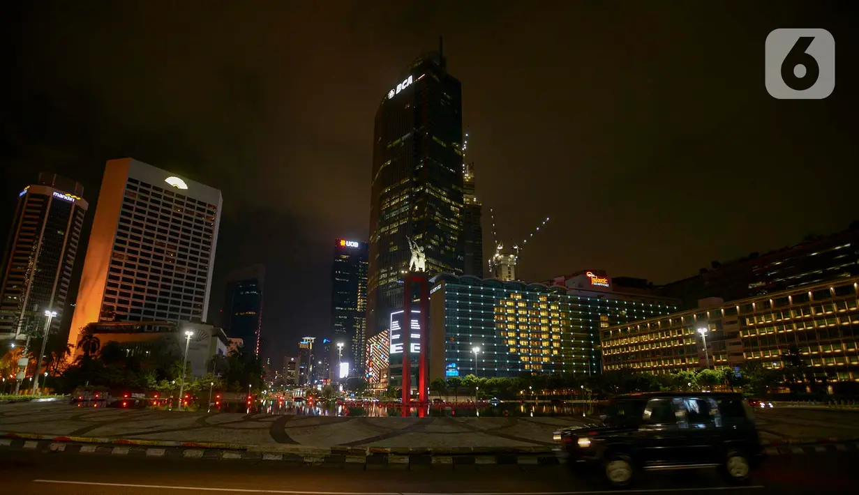 Lampu kamar menyala membentuk lambang hati di Hotel Indonesia Kempinski, Jakarta, Jumat (17/4/2020). Malam. Aksi tersebut sebagai bentuk penghargaan dan pesan cinta terhadap para tenaga medis yang berjuang di garis depan dalam penangnanan COVID-19 di Indonesia. (merdeka.com/Imam Buhori)